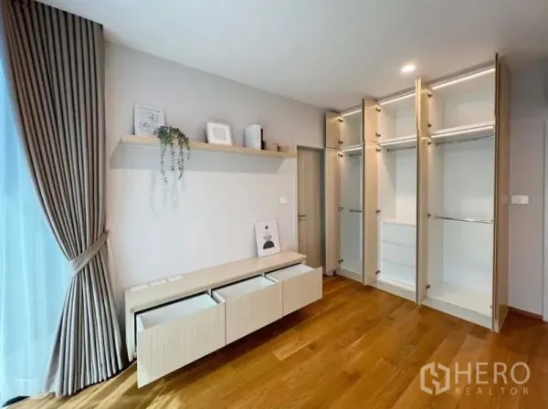 ทาวน์เฮาส์ ให้เช่าหรือขายในSaphan Sung, Bangkok - มุมมองตู้เสื้อผ้าบิวท์อินพร้อมลิ้นชัก ด้านข้างม่านสูงจรดเพดานและพื้นไม้