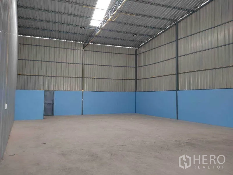 คลังสินค้า ให้เช่าในBang Yai, Nonthaburi - ภายในโกดังโล่ง เพดานสูง ผนังเมทัลชีท แถบสกายไลต์ พื้นคอนกรีต