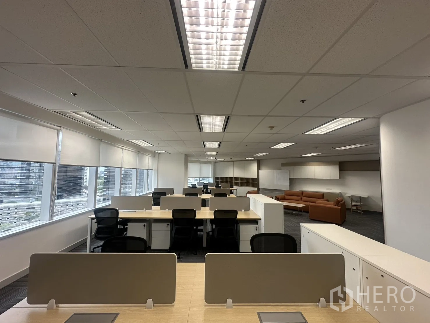 办公室 for rent in Pathum Wan, Bangkok - 开放工区设长条工位、储物抽柜与整面窗户。