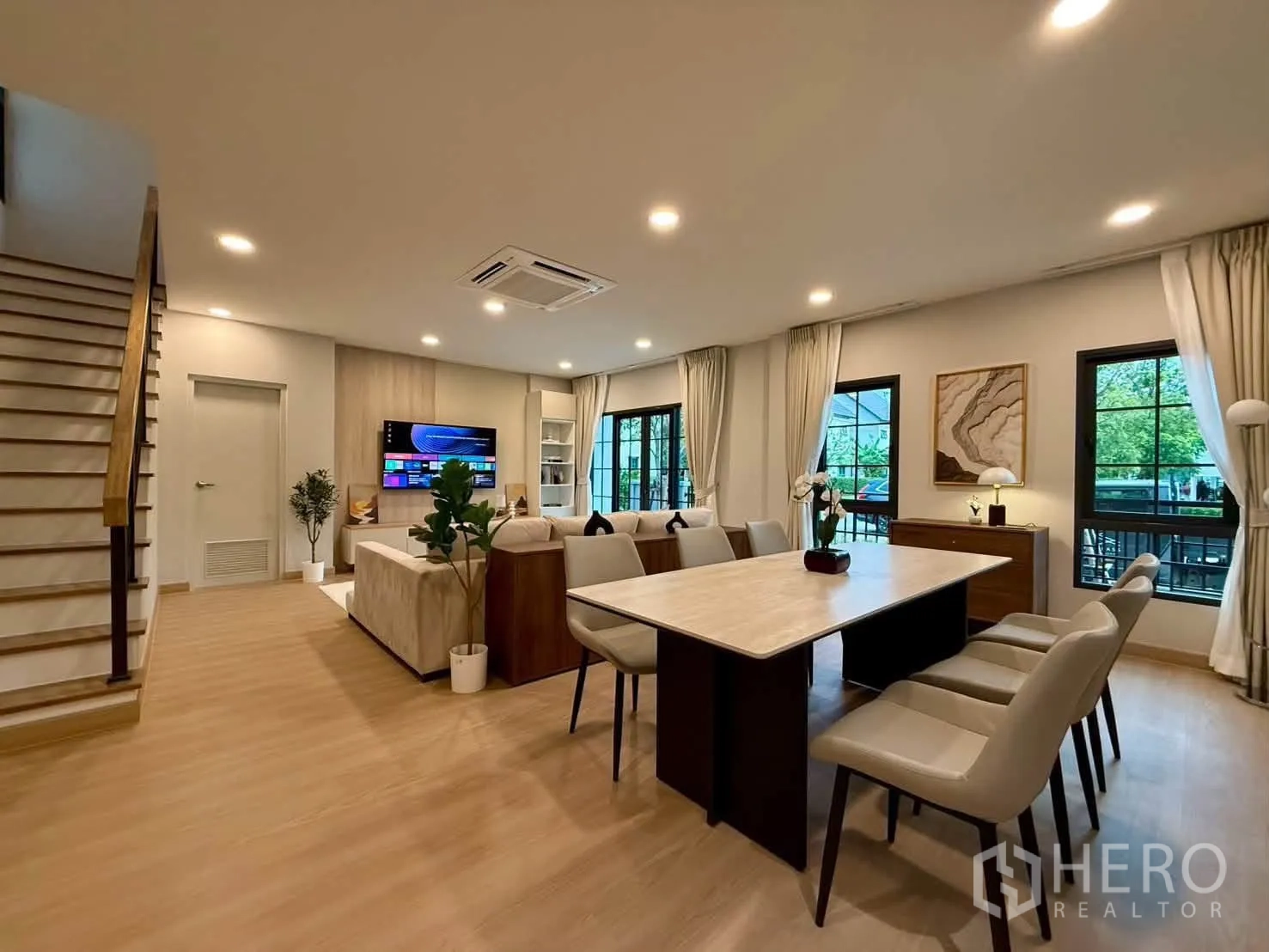 独栋房屋 for rent in Bang Phli, Samut Prakan - 开放式客餐厅，楼梯与多扇窗户。