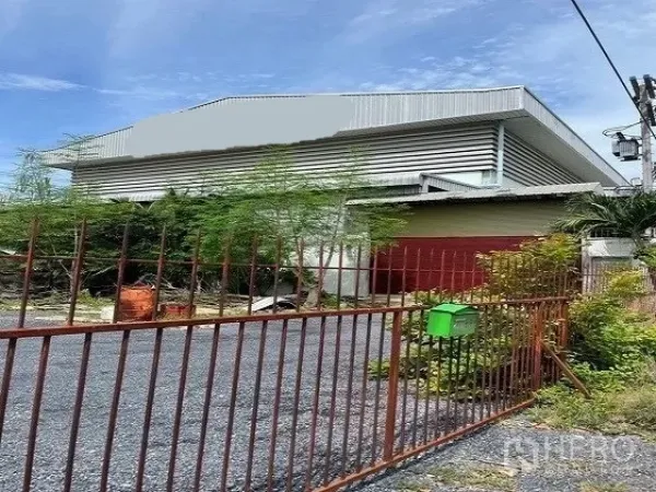 โรงงาน ขายในKhlong Luang, Pathum Thani - ทางเข้าโรงงานผนังเมทัลชีทพร้อมประตูรั้ว ทางรถ และต้นไม้ ในเขตคลองหลวง