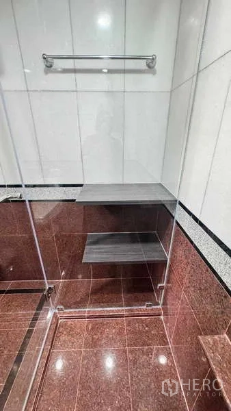 公寓 出租在Sathon, Bangkok - 玻璃淋浴间特写，内置置物层板。