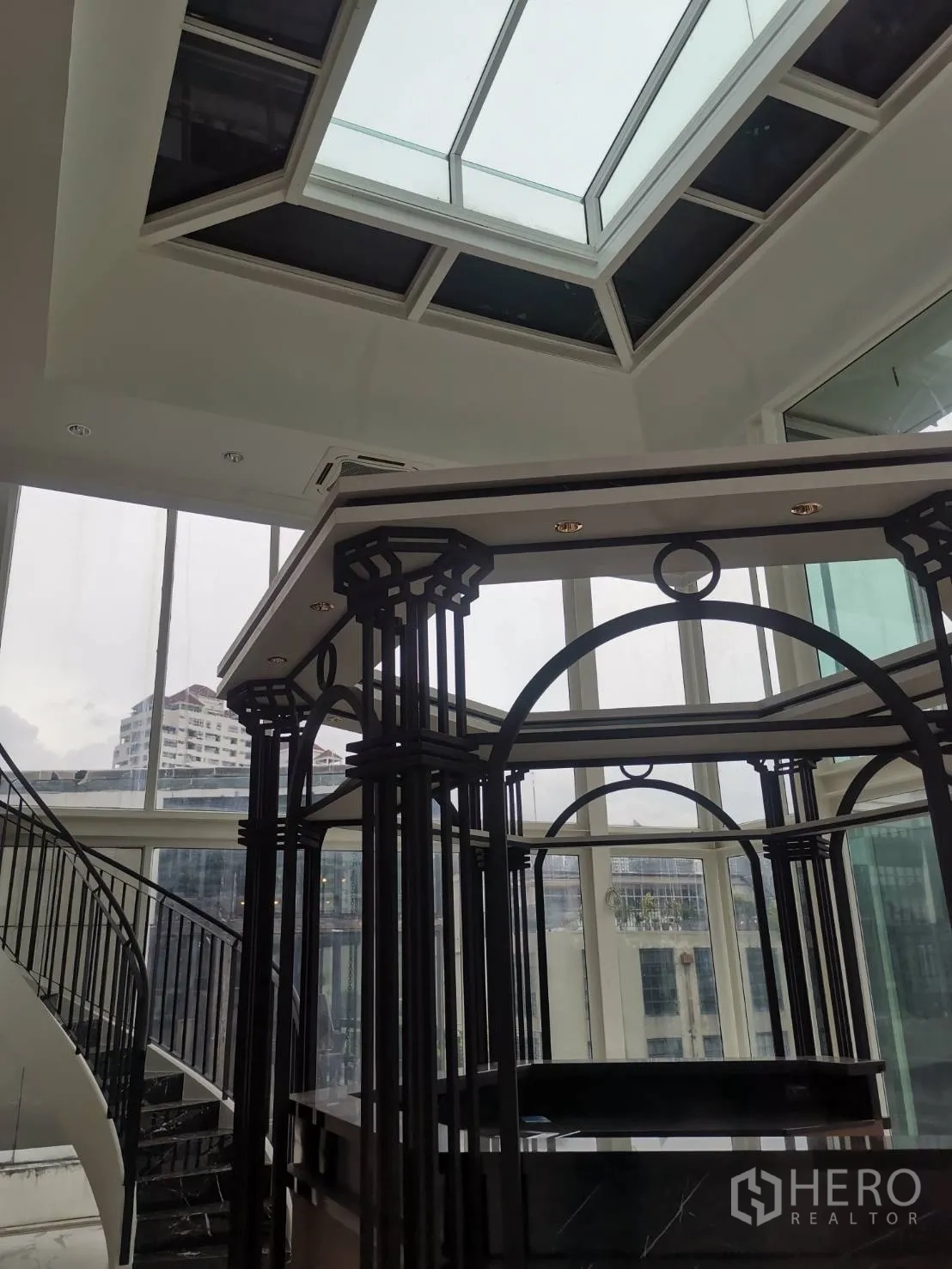 零售空间 出租 - 服务吧台，黑石台面与木质柜体