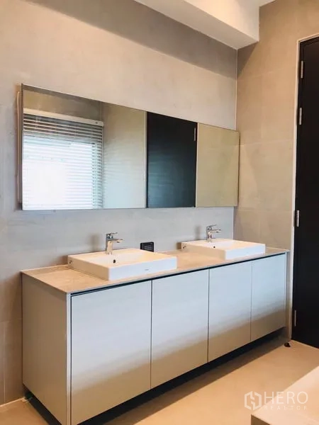 ทาวน์เฮาส์ ให้เช่าหรือขายในKhlong Toei, Bangkok - ห้องน้ำพร้อมอ่างล้างหน้าแบบคู่และกระจกบานกว้าง