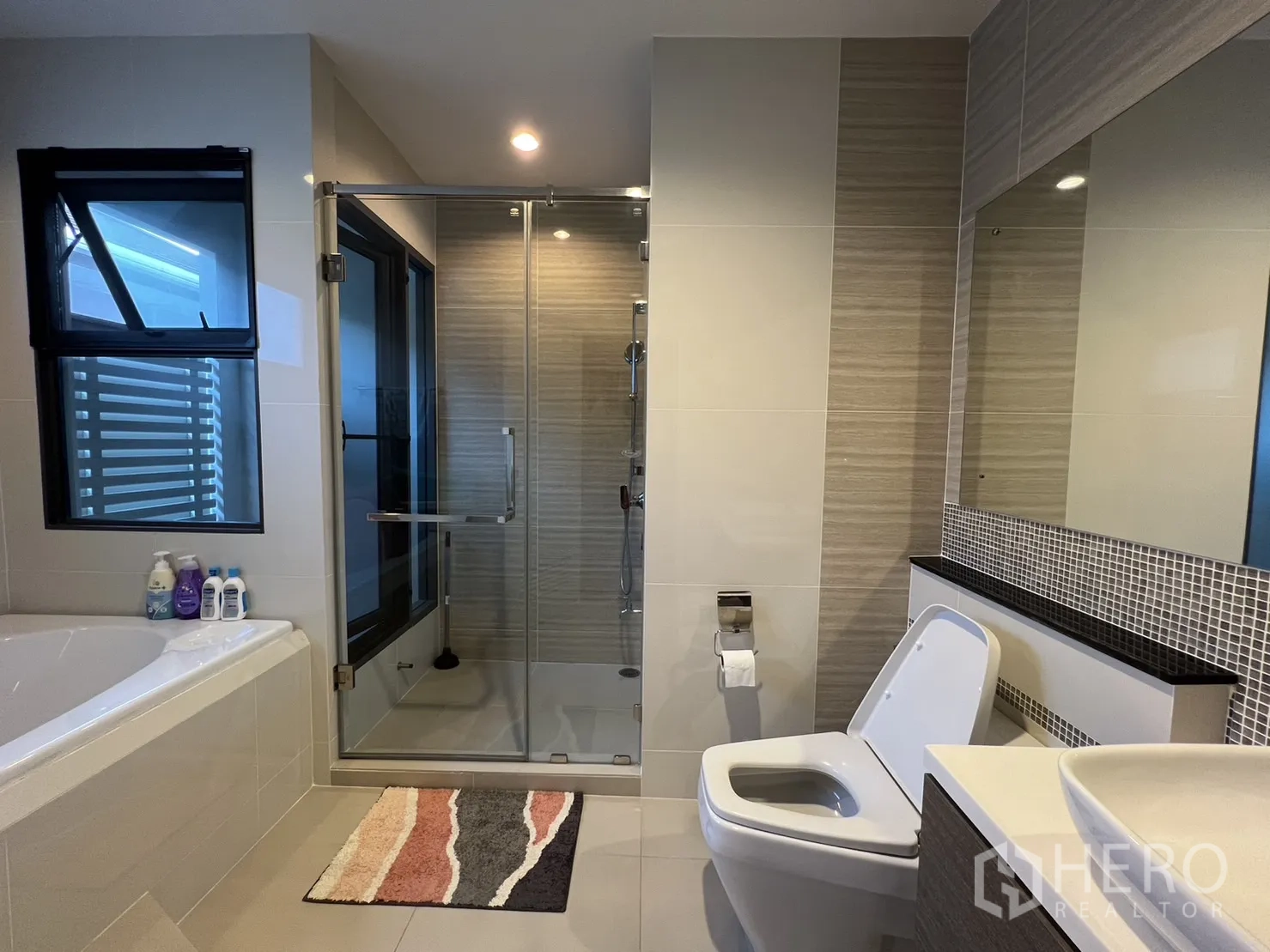 Detached House for rent in Suan Luang, Bangkok - Second angle of bathroom with shower enclosure, toilet and vanity.