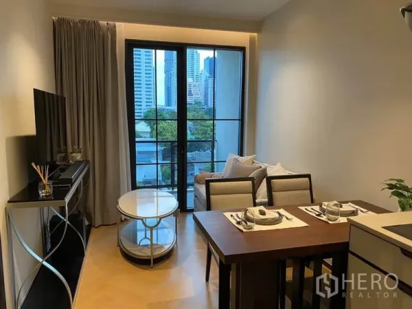 คอนโด ให้เช่าในWatthana, Bangkok - พื้นที่นั่งเล่นและรับประทานอาหาร มองเห็นวิวเมืองผ่านประตูระเบียงบานใหญ่ ใกล้บีทีเอสเอกมัย