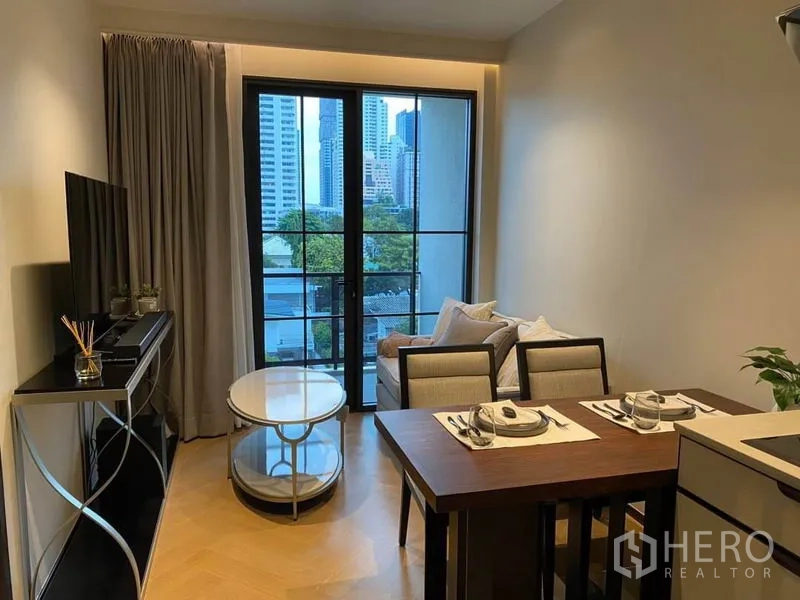 คอนโด ให้เช่าในWatthana, Bangkok - พื้นที่นั่งเล่นและรับประทานอาหาร มองเห็นวิวเมืองผ่านประตูระเบียงบานใหญ่ ใกล้บีทีเอสเอกมัย