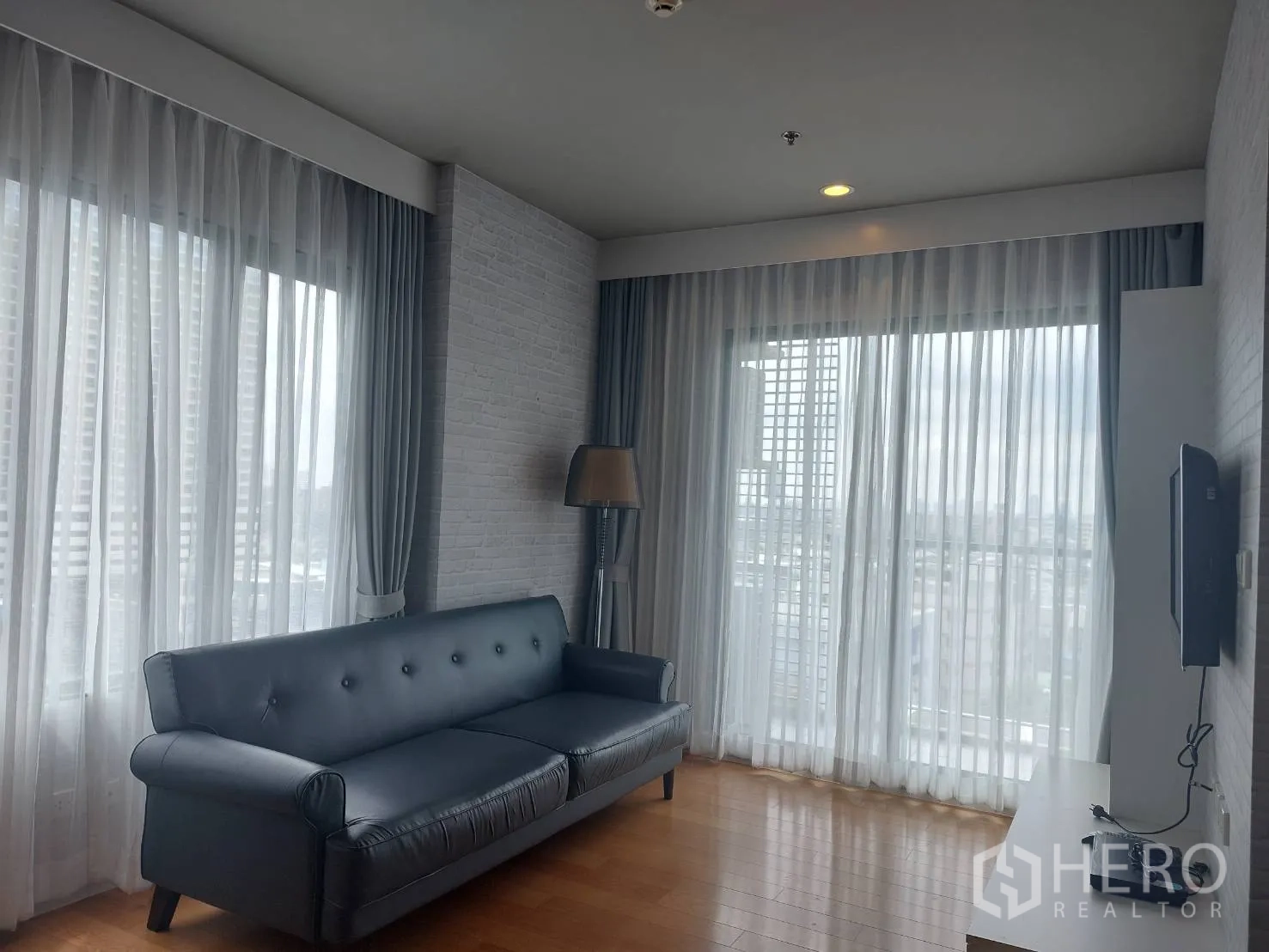 คอนโด ให้เช่าในWatthana, Bangkok - มุมนั่งเล่นมุมห้อง ผนังกระจกสูงจรดเพดาน มองวิวเมือง