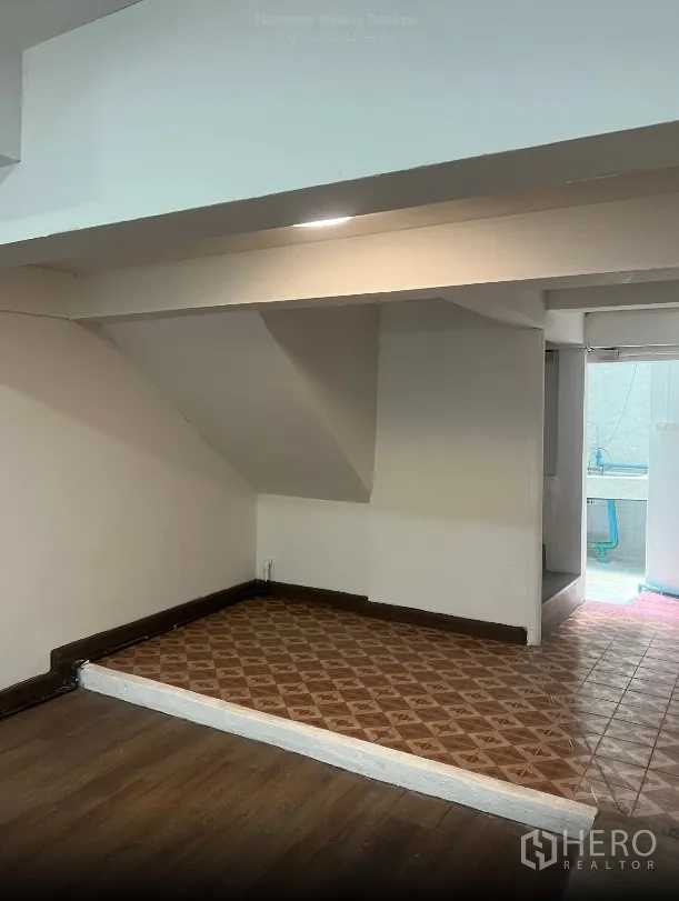 店屋 出租在Watthana, Bangkok - 楼梯下方抬高小平台，花纹地砖，通向后方区域