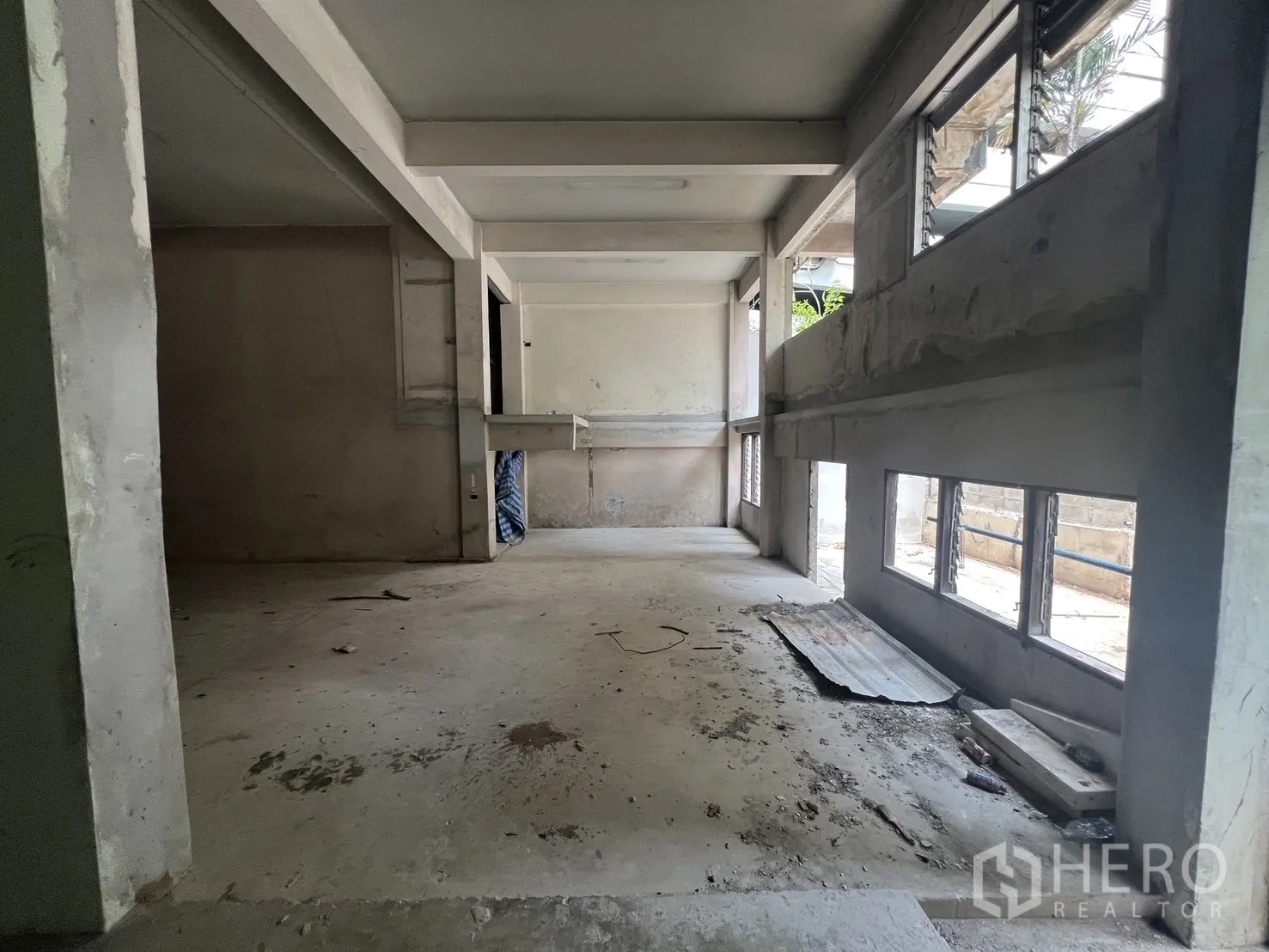 店屋 for rent in Bang Rak, Bangkok - 毛坯房，长条窗引入采光。
