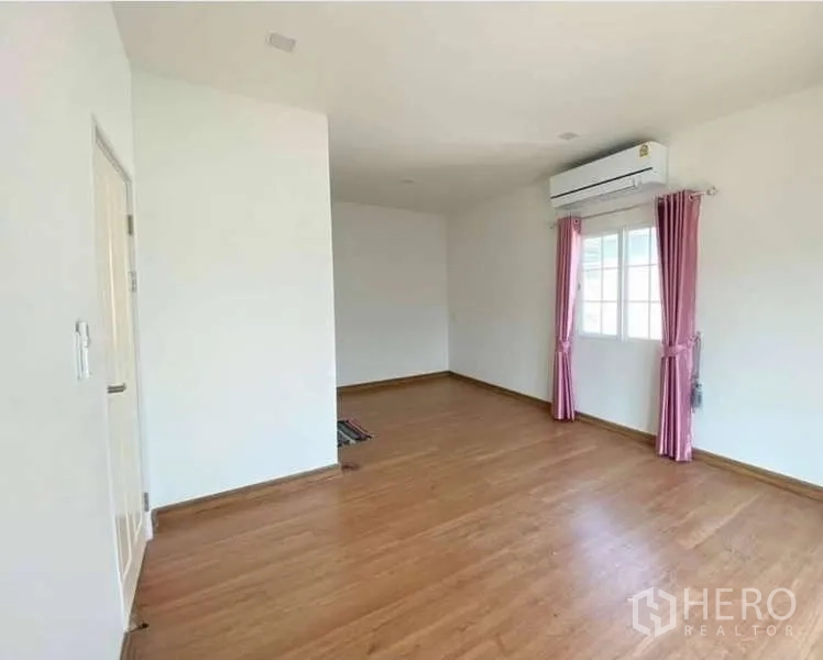 บ้าน ขายในBang Khen, Bangkok - ห้องนอนชั้นบน พื้นไม้ เอซี และผ้าม่านสีชมพู