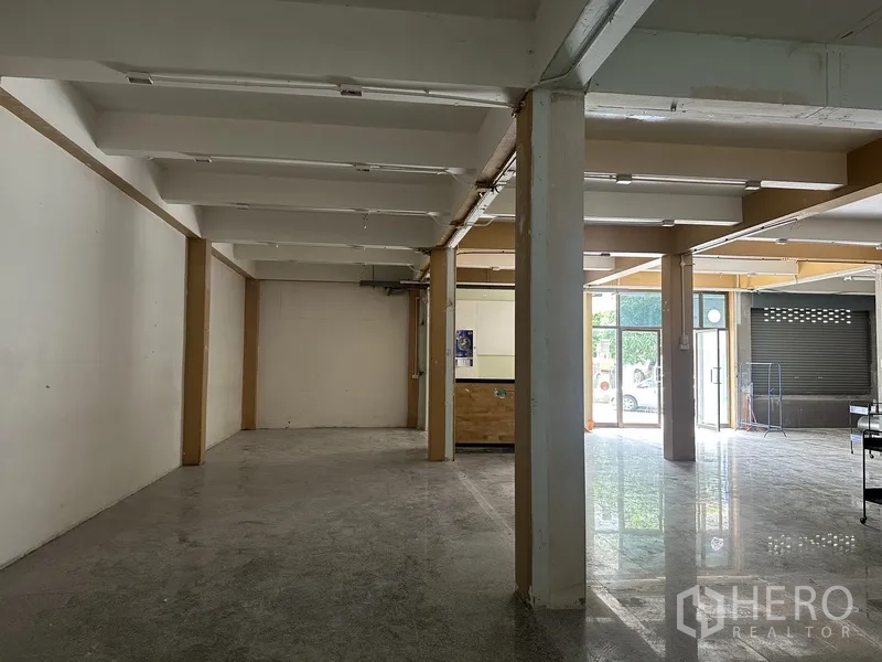 พื้นที่ขายของ for rent in Bang Rak, Bangkok - มุมมองด้านข้างของพื้นที่ยาว เห็นคาน เสา และประตูกระจกด้านหน้า