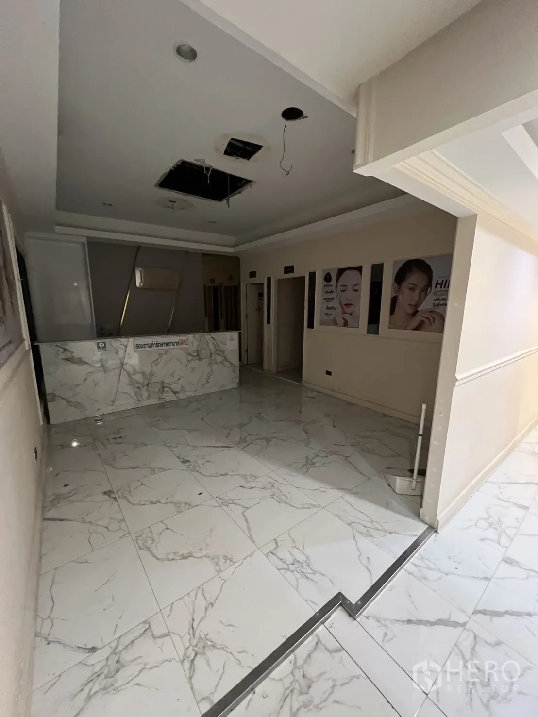 พื้นที่ขายปลีก ให้เช่าในWatthana, Bangkok - ล็อบบี้พื้นหินอ่อน มีขั้นต่างและเคาน์เตอร์ต้อนรับ