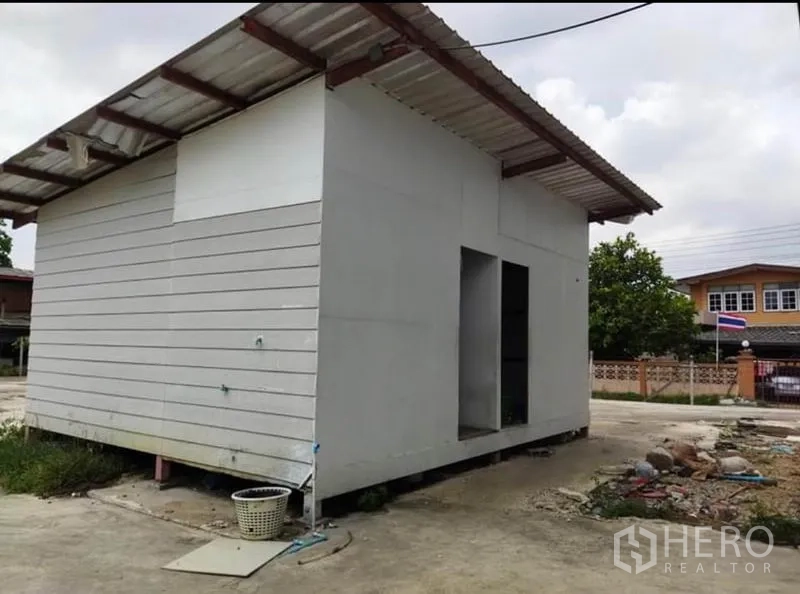 货栈 出租在Lat Krabang, Bangkok - 仓库旁独立附属小建筑，位于混凝土院坝上