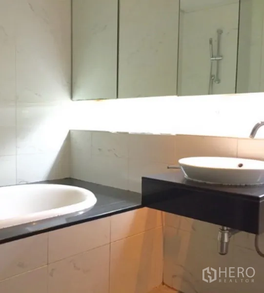 คอนโด ให้เช่าในKhlong Toei, Bangkok - ห้องน้ำพร้อมอ่างอาบน้ำ อ่างล้างหน้าแบบวางบนเคาน์เตอร์ และตู้กระจก