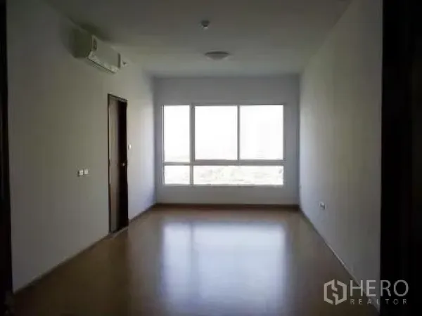 คอนโด ให้เช่าในBangkok - ห้องนอนกว้างพื้นไม้พร้อมหน้าต่างบานใหญ่เห็นวิวเส้นขอบฟ้าเมือง