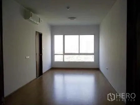 คอนโด ให้เช่าในBangkok - ห้องนอนกว้างพื้นไม้พร้อมหน้าต่างบานใหญ่เห็นวิวเส้นขอบฟ้าเมือง