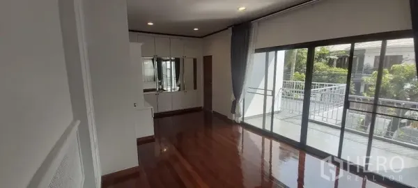 独立式住宅 出租在Pathum Wan, Bangkok - 楼上房间带壁柜，推拉玻璃门通向阳台