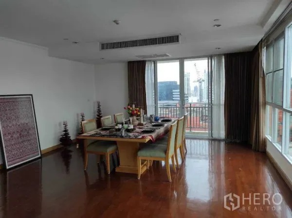 公寓 出租在Khlong Toei, Bangkok - 餐区带城市景观阳台与大面积采光窗。