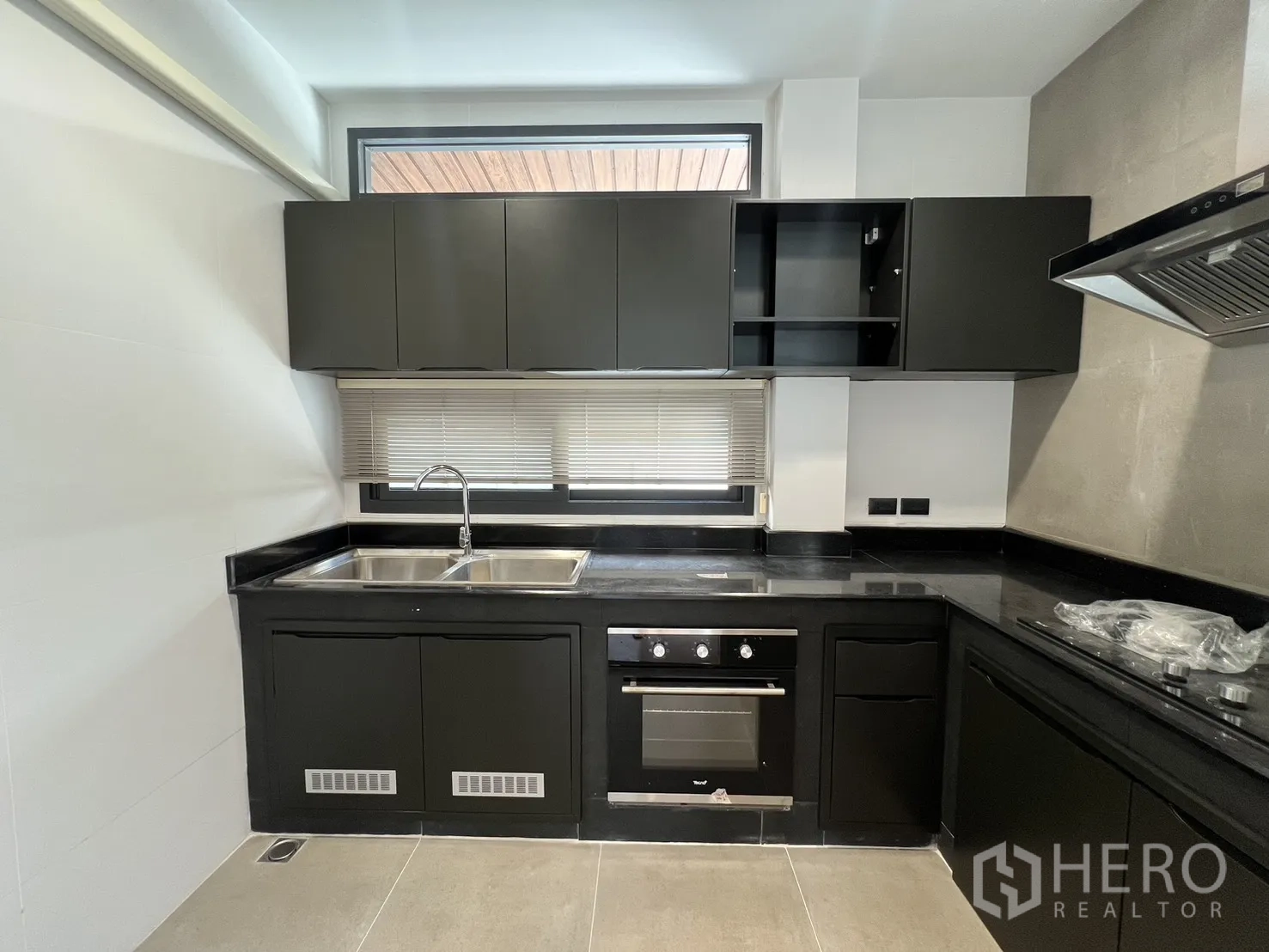 บ้าน ให้เช่าในSaphan Sung, Bangkok - ครัวพร้อมอ่างล้างจานสแตนเลสดับเบิล ตู้ลอย และมู่ลี่หน้าต่าง