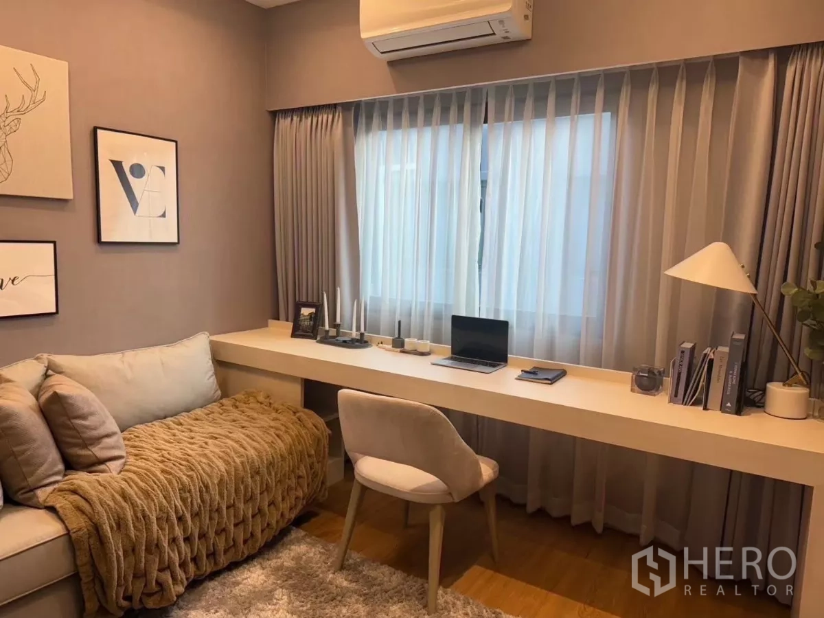 ทาวน์เฮาส์ ให้เช่าในBang Phli, Samut Prakan - ห้องทำงานหรือห้องนอนสำรอง โต๊ะบิลท์อินยาว โซฟา และเครื่องปรับอากาศ