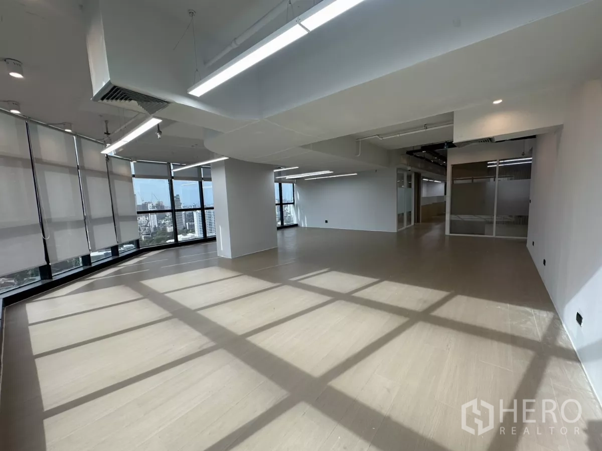 สำนักงาน ให้เช่าในWatthana, Bangkok - พื้นที่ออฟฟิศเปิดโล่งรับแสงธรรมชาติ พร้อมกระจกเต็มบานและวิวเมือง