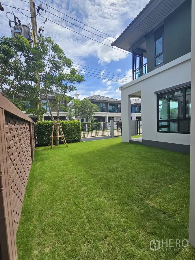 บ้าน ขายในLam Luk Ka, Pathum Thani - สวนหน้าบ้านมองเห็นถนนและประตูรั้ว