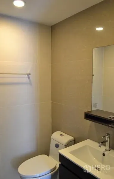 คอนโด ให้เช่าในPhaya Thai, Bangkok - ห้องน้ำโทนสีอ่อน พร้อมอ่างล้างหน้า กระจก และโถสุขภัณฑ์