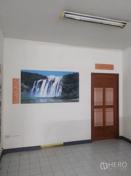 สำนักงานที่บ้าน ให้เช่าในYan Nawa, Bangkok - มุมภายในมีประตูไม้และภาพติดผนังน้ำตก ใต้โคมไฟเพดาน