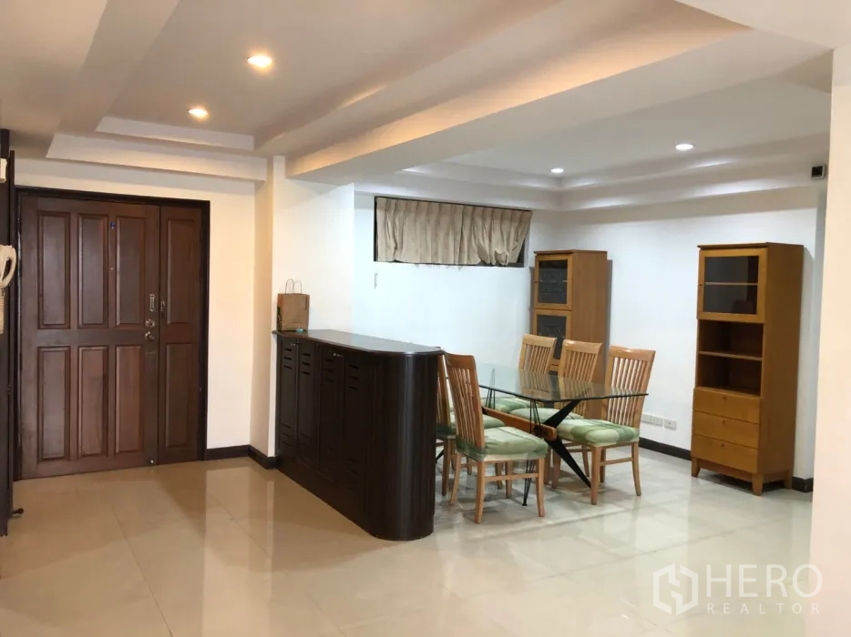 คอนโด ให้เช่าในWatthana, Bangkok - มุมทานอาหารโต๊ะกระจก เก้าอี้ไม้ และตู้บิวท์อินไฟดาวน์ไลท์