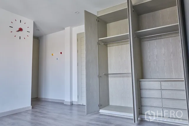 联排别墅 出租在Watthana, Bangkok - 宽敞房间，内置衣柜敞开并带抽屉。