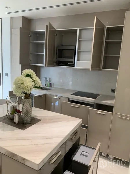 คอนโด ให้เช่าหรือขายในKhlong Toei, Bangkok - ครัวบิลท์อินดีไซน์โมเดิร์น เปิดตู้โชว์พื้นที่เก็บของ ผนังหินอ่อนและเครื่องใช้ไฟฟ้าบิวท์อิน