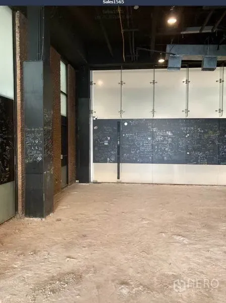 零售空间 出租在Khlong Toei, Bangkok - 开放式店铺空间，黑板墙与结构柱体可见。