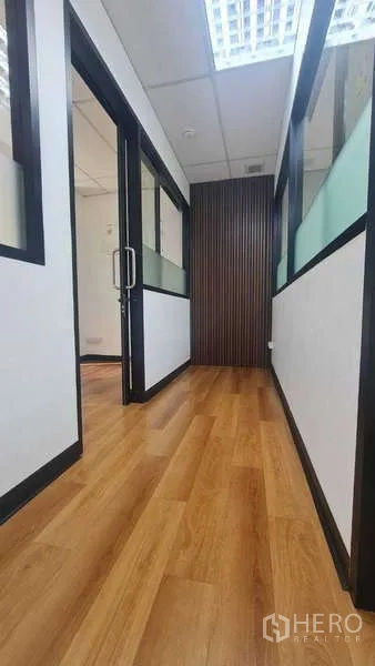 สำนักงาน ให้เช่าในKhlong Toei, Bangkok - โถงแคบพื้นไม้ พร้อมประตูกระจกเข้าสู่ห้องประชุม