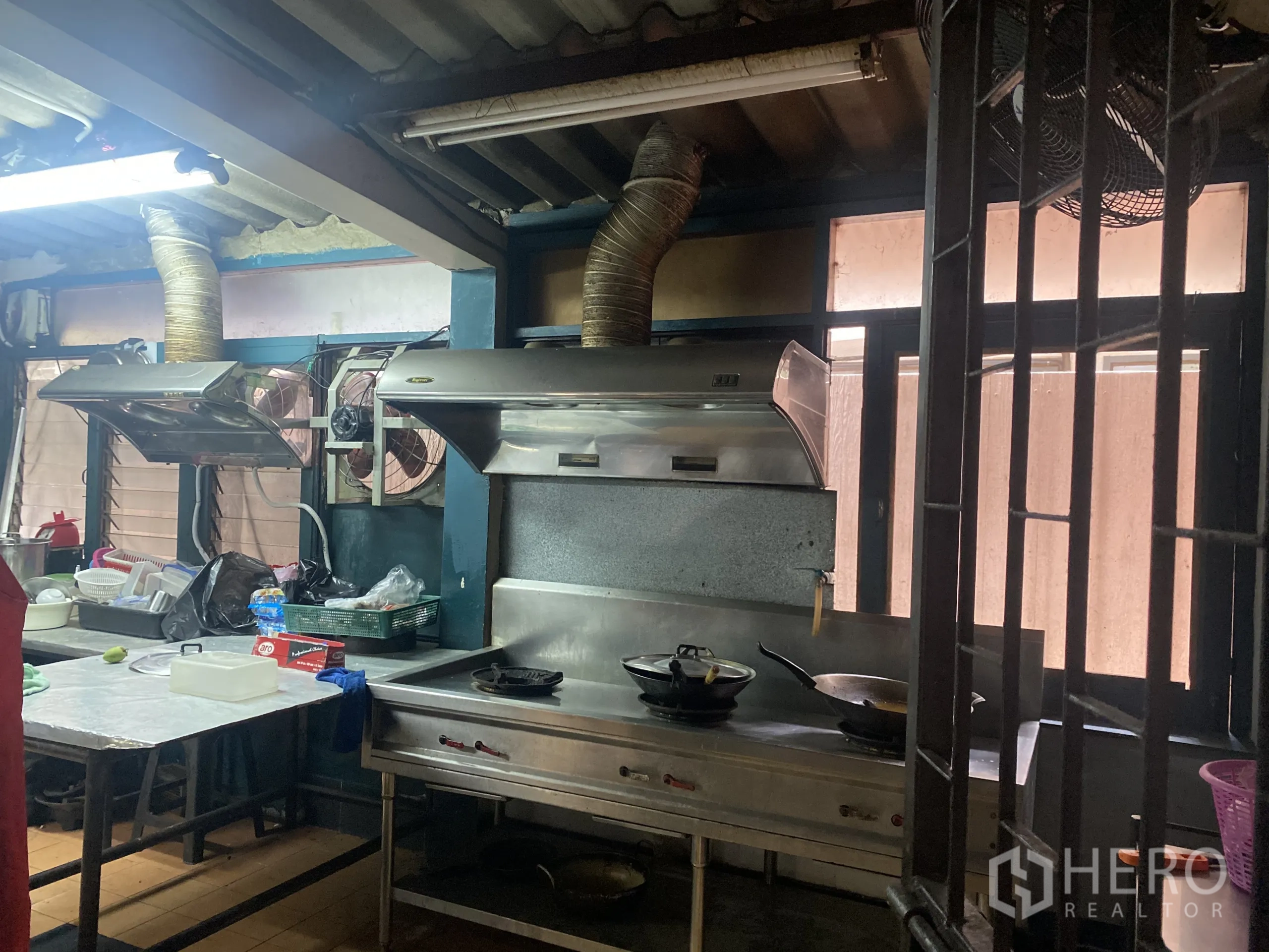 พื้นที่ขายปลีก ให้เช่าในWatthana, Bangkok - ครัวเชิงพาณิชย์ มีฮูดสแตนเลส เตา และโต๊ะเตรียมอาหาร