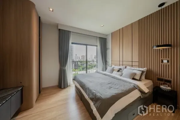 คอนโด ให้เช่าหรือขายในWatthana, Bangkok - ห้องนอนสว่างเตียงคิง ผนังไม้เซาะร่อง และระเบียงมองวิวเอกมัย