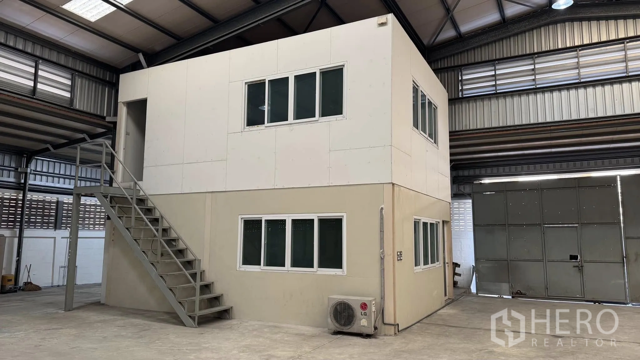 คลังสินค้า ให้เช่าในWatthana, Bangkok - ออฟฟิศสำเร็จรูป 2 ชั้นภายในโกดัง พร้อมบันไดเหล็ก