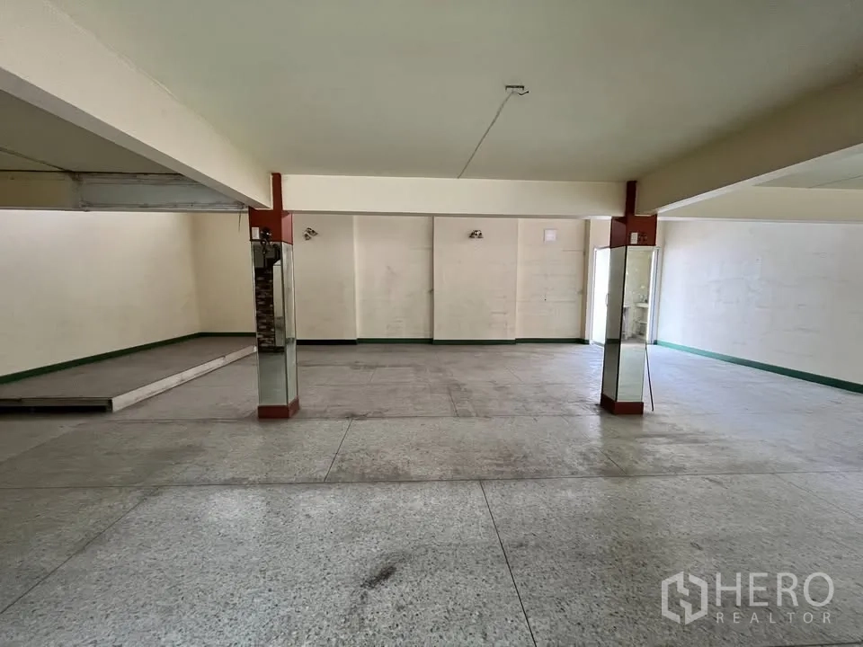 独立式住宅 出租在Suan Luang, Bangkok - 一层开放空间，立柱与抬高小平台