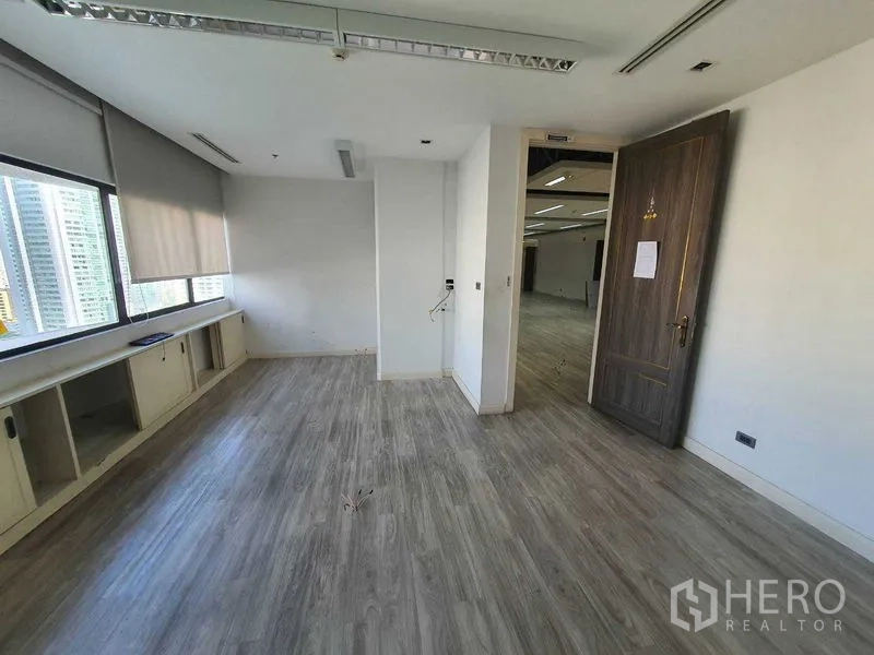 สำนักงาน ให้เช่าในWatthana, Bangkok - พื้นที่ทำงานส่วนตัว พื้นไม้โทนอ่อน พร้อมหน้าต่างบานกว้าง