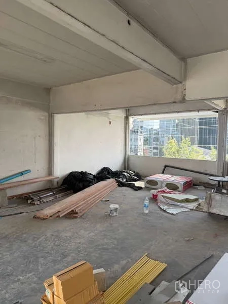 店屋 出租在Watthana, Bangkok - 采光充足的室内，大窗与裸露混凝土，适合改造成办公室或展厅。