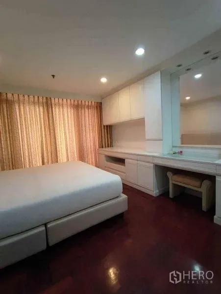 คอนโด ให้เช่าหรือขายในWatthana, Bangkok - ห้องนอนสว่างพร้อมโต๊ะเครื่องแป้งบิวท์อิน ม่านสีอุ่น และพื้นไม้