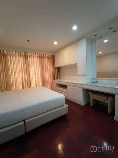 คอนโด ให้เช่าหรือขายในWatthana, Bangkok - ห้องนอนสว่างพร้อมโต๊ะเครื่องแป้งบิวท์อิน ม่านสีอุ่น และพื้นไม้
