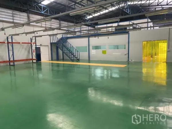 工厂 出租或出售在Bang Yai, Nonthaburi - 宽敞生产大厅，绿色环氧地坪、夹层与PVC软帘。