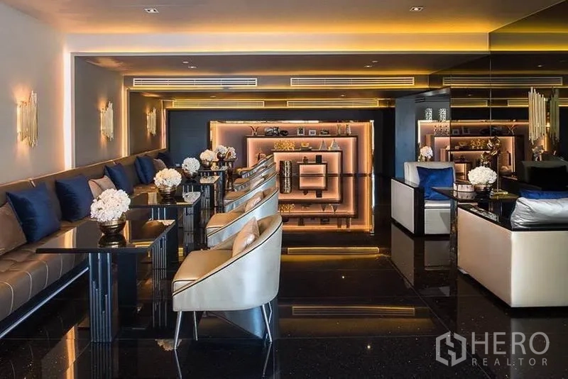 คอนโด ให้เช่าในKhlong San, Bangkok - เลานจ์ส่วนกลาง ที่นั่งยาว ไฟตกแต่ง และเคาน์เตอร์บาร์