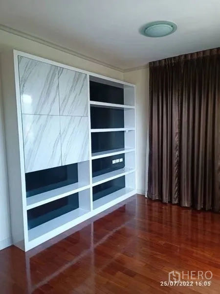 独立式住宅 出售在Prawet, Bangkok - 内置收纳墙，开放式书架与大理石纹面板，采光明亮。