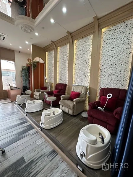 พื้นที่ขายปลีก ให้เช่าในKhlong Toei, Bangkok - แถวเก้าอี้ทำสปาเท้าบนชานยกระดับ พร้อมอ่างแช่เท้าแต่ละจุดและไฟตกแต่งอบอุ่น