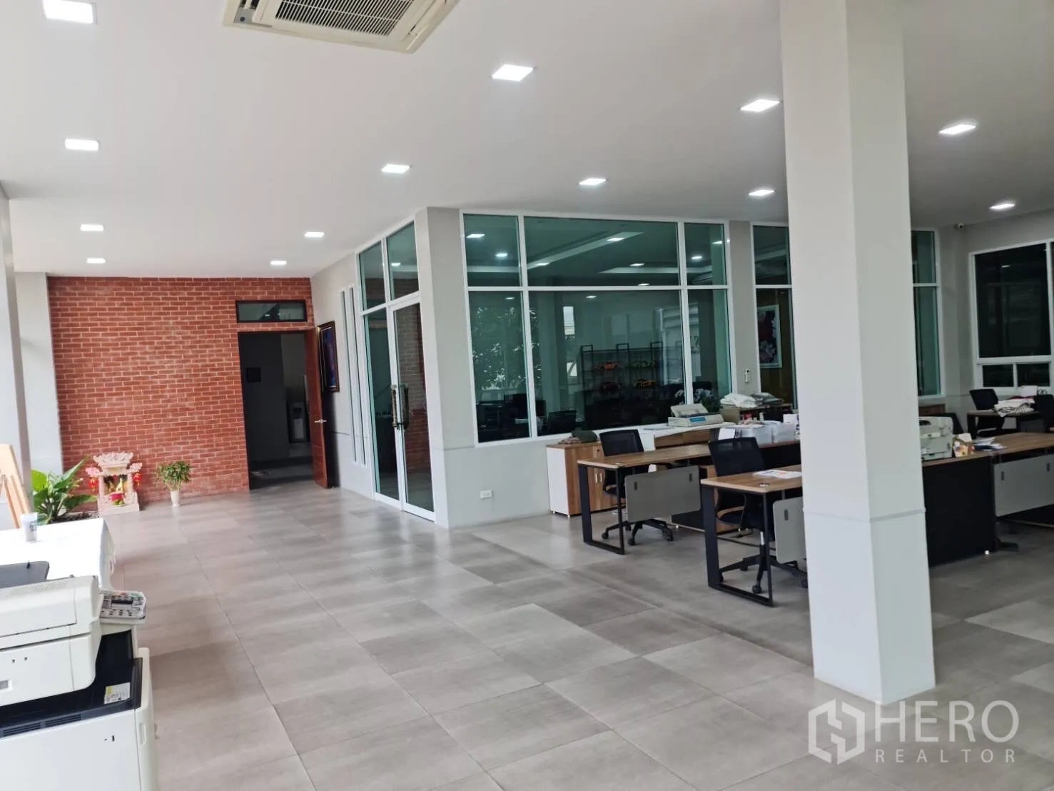 工厂 出售在Krathum Baen, Samut Sakhon - 办公走廊，红砖特色墙与多间玻璃房
