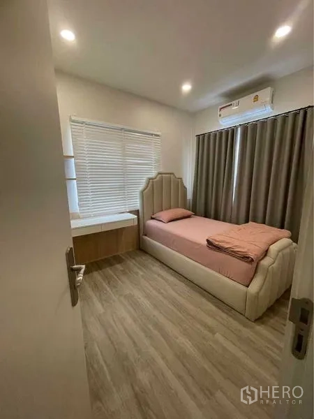 บ้าน ขายในLat Krabang, Bangkok - ห้องนอนขนาดกะทัดรัดเตียงเดี่ยว โต๊ะบิวท์อิน และหน้าต่างติดม่าน