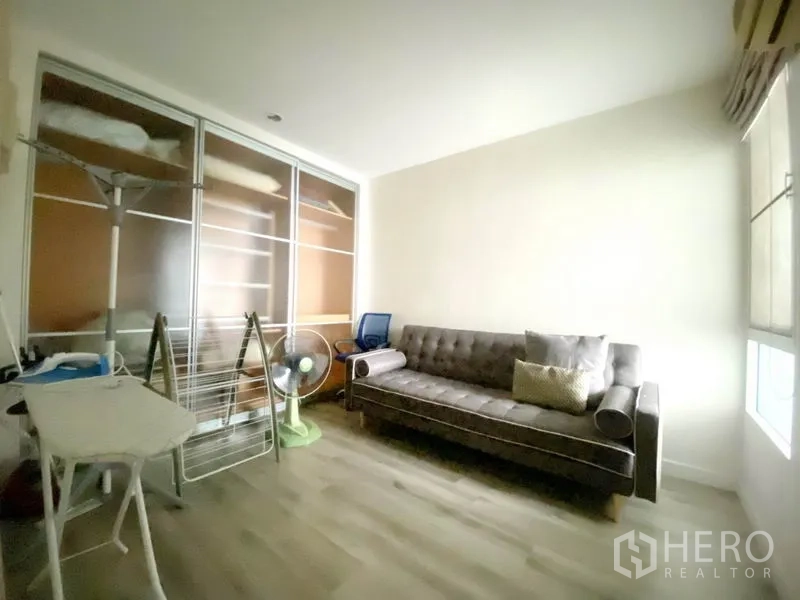 Condominium for rent in Watthana, Bangkok - Flexible second bedroom or study with a sofa bed and sliding-door wardrobe.