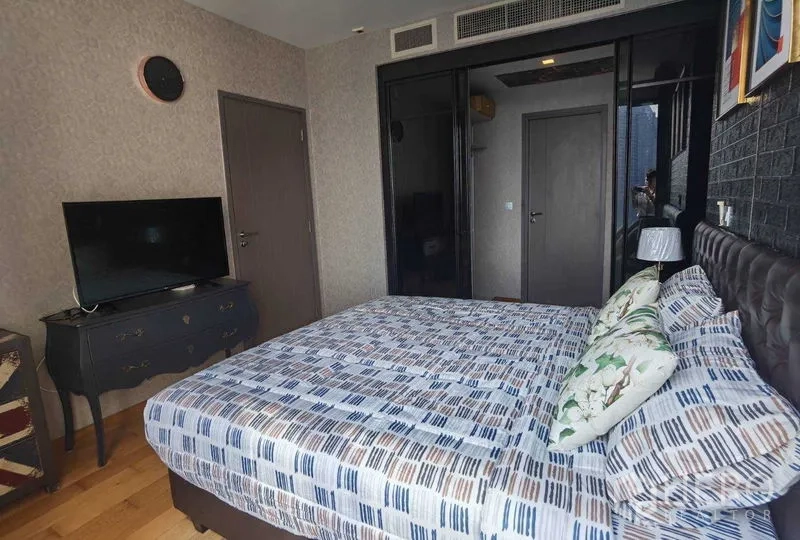 公寓 出租或出售在Khlong Toei, Bangkok - 卧室另一角，带电视、斗柜、特大床与镜面衣柜门。